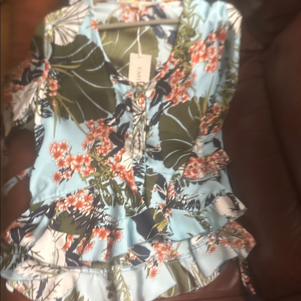 Boutique women floral top 
Ties in back 
Brand new women medium